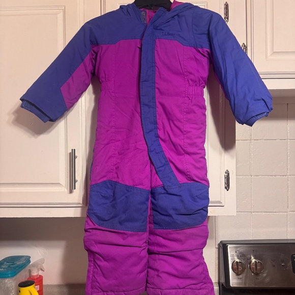 Like new LL bean cold buster snowsuit size 4T grow cuffs in tact still